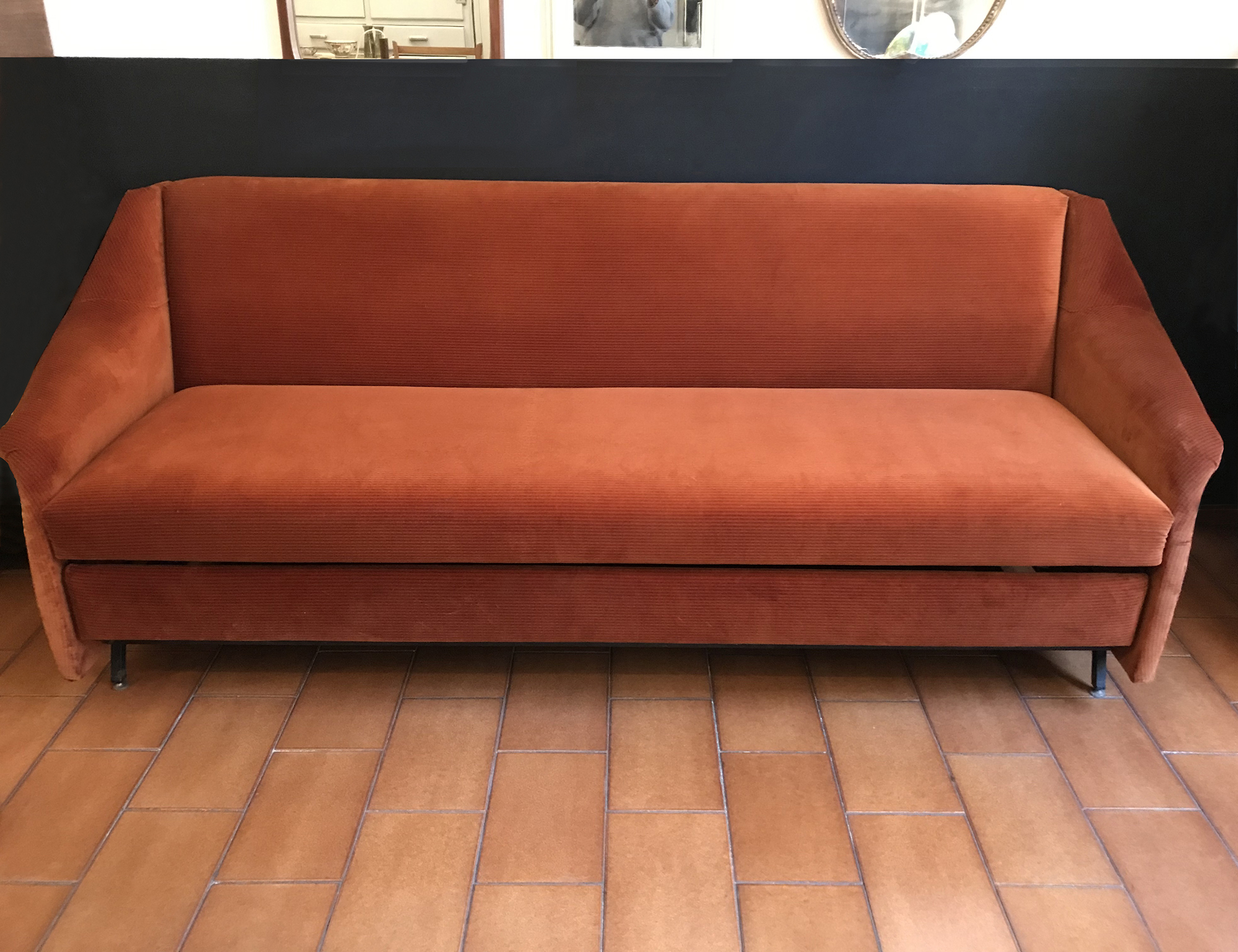 DIVANO LETTO IN VELLUTO ARANCIONE - S.Oggetti Milano Vintage