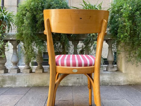 SEDIA CON BRACCIOLI IN LEGNO CURVATO